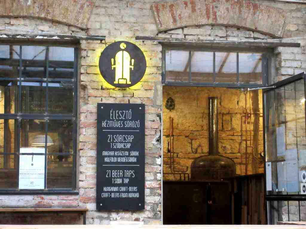 Cerveza Artesanal En leszt Y Castillo De Buda Budapest Bierlinerin